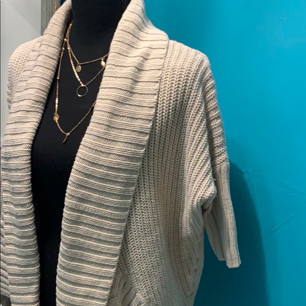🔥4/$20 Express CreAm Cardigan - Picture 2 of 4